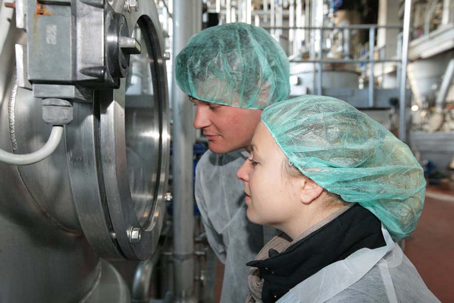 Jeunes Allemands dans une usine du Martin Bauer Group (phytopharmacie et tisanes) près de Nuremberg. Campus of Excellence/Flickr, CC BY-ND